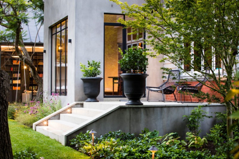 Великолепный проект организации террасы и сада с бассейном в загородном доме