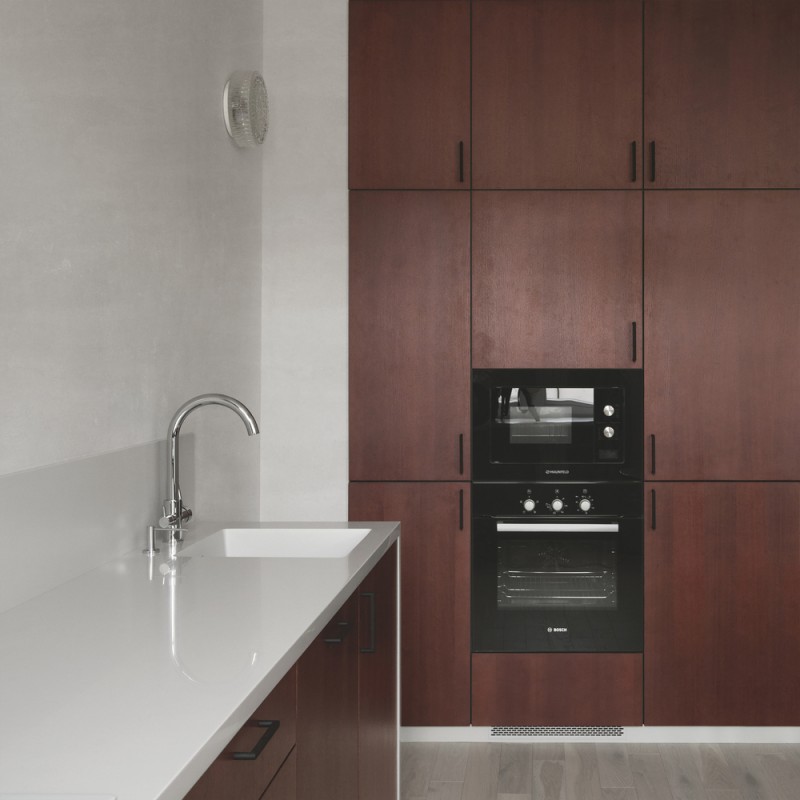 Акцентные фасады из шпонированного дерева в интерьере минской квартиры Акцентные фасады из шпонированного дерева в интерьере минской квартиры