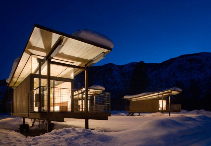 Группа из шести платформенных домов, расположенных на лугах в долине реки Моуу в штате Вашингтон Группа из шести платформенных домов, расположенных на лугах в долине реки Моуу в штате Вашингтон