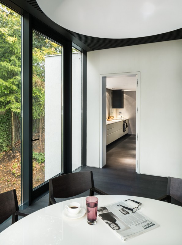 Интерьер двухэтажного дома в лесу