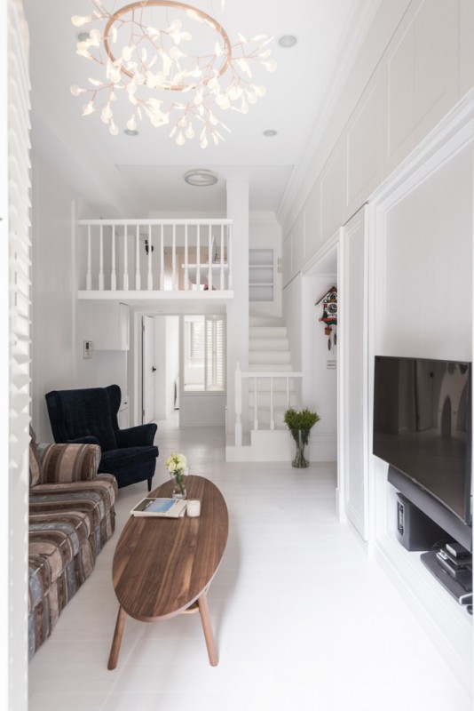 Яркие акценты в белоснежном интерьере