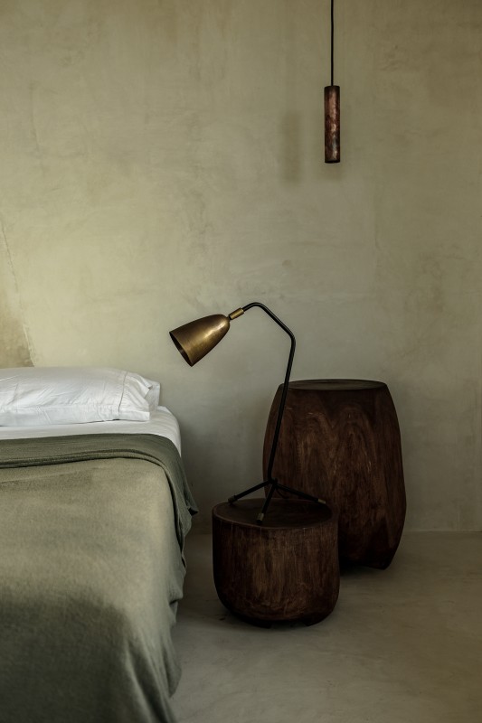 Контрастное сочетание белого цемента и дерева