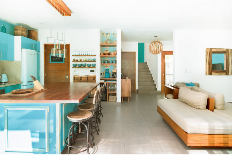 Красочный тропический модернизм в интерьере виллы в Мексике