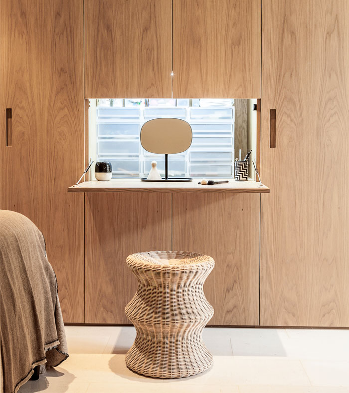 Кухня, спрятанная за элегантными стеновыми панелями в жилом проекте Barcelona Кухня, спрятанная за элегантными стеновыми панелями в жилом проекте Barcelona