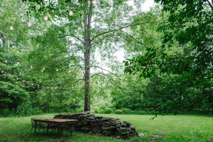Отремонтированный сарай посреди леса, построенный в 1845 году на востоке США