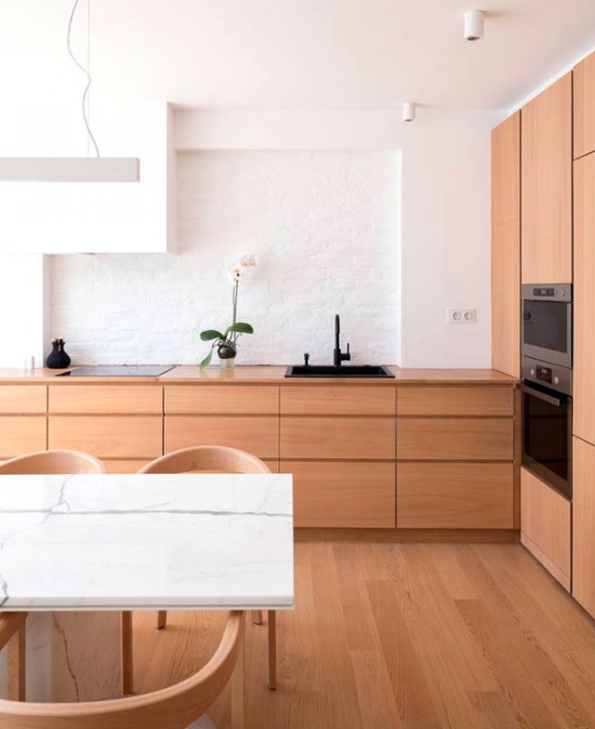 Сочетание яркого белого с деревянной облицовкой в декоре болгарской студии Сочетание яркого белого с деревянной облицовкой в декоре болгарской студии