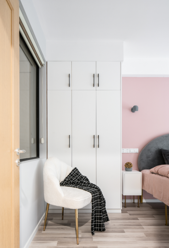 Уютные апартаменты в серо-розовой гамме
