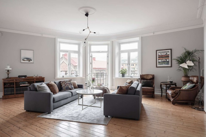 Высокие потолки и хорошо сохранившиеся детали начала ХХ века в апартаментах в Стокгольме