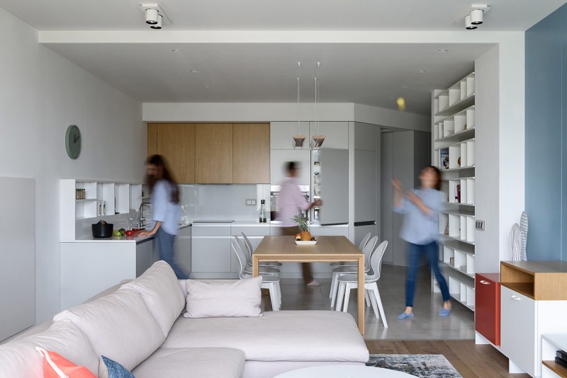 Акцент на синий и красный цвета