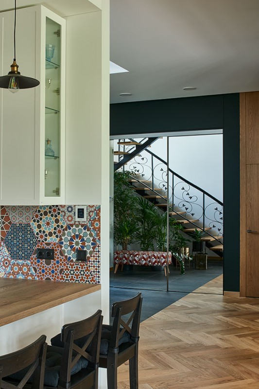 Красочное оформление просторного особняка