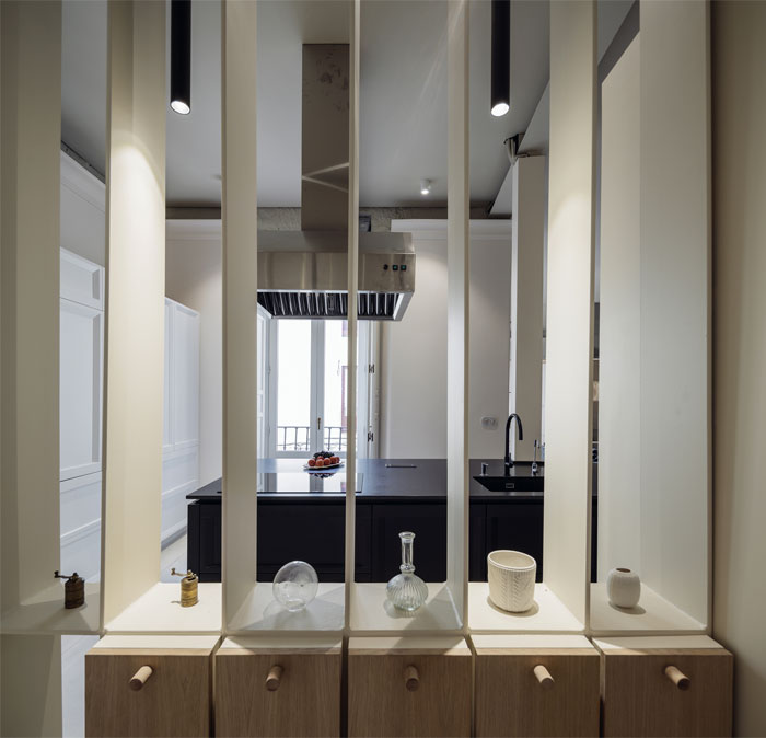 Практичное расположение кухни, столовой и гостиной в одной зоне в мадридской квартире