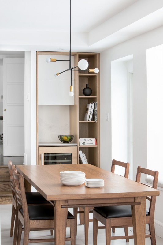 Сочетание белого цвета и дерева в интерьере апартаментов в Монреале, Канада