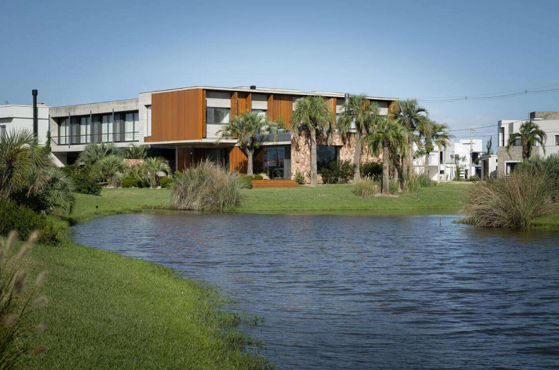 Современный двухэтажный дом, расположенный в Пелотасе, Бразилия