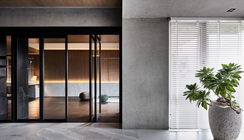 Темный изысканный интерьер квартиры в Тайбэе, Тайвань