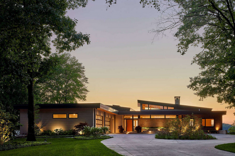 Трехэтажная резиденция, расположенная в Рокфорде, штат Мичиган Трехэтажная резиденция, расположенная в Рокфорде, штат Мичиган