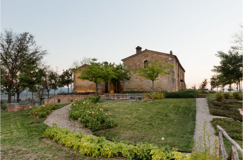 400-летний фермерский дом на вершине холма недалеко от Сиены, Италия 400-летний фермерский дом на вершине холма недалеко от Сиены, Италия