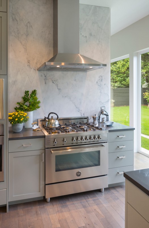 Двухэтажная резиденция с панорамными окнами в Сиэтле, штат Вашингтон