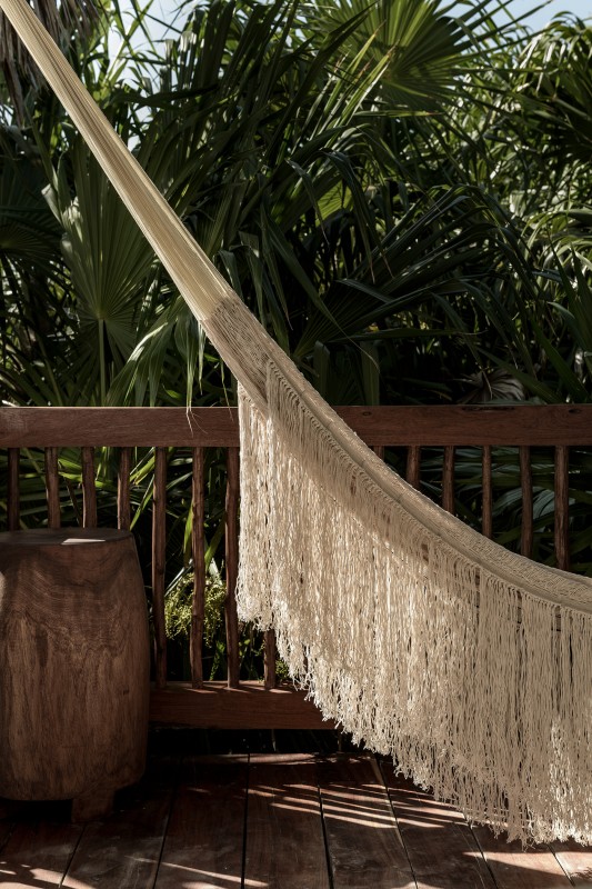 Контрастное сочетание белого цемента и дерева