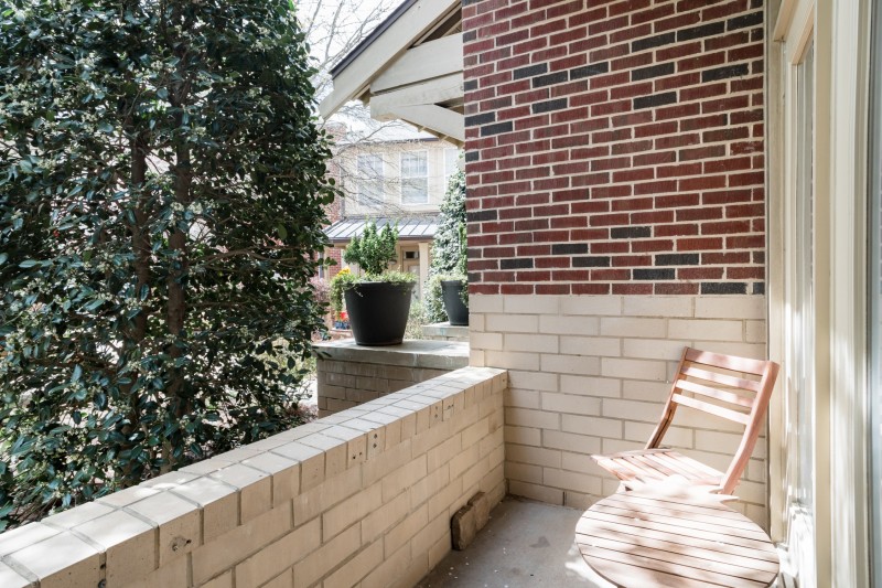 Нейтральные тона, оттенки синего и деревянные акценты в интерьере квартиры в Северной Каролине