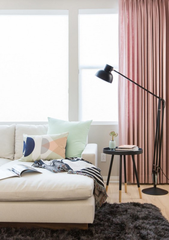 Скандинавская цветовая палитра и графические черно-белые полосы в интерьере гостиной