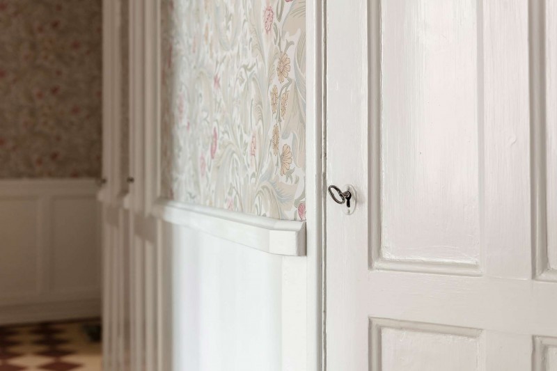 Высокие потолки и хорошо сохранившиеся детали начала ХХ века в апартаментах в Стокгольме