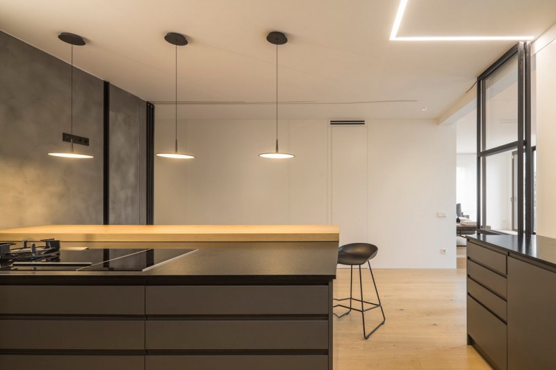 Чёрные акценты в интерьере апартаментов в Барселоне Чёрные акценты в интерьере апартаментов в Барселоне