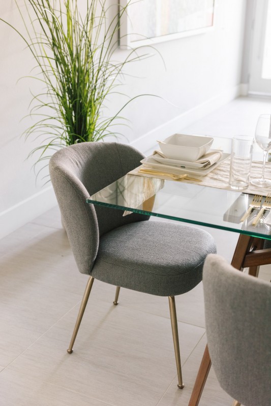 Интерьер в светлых тонах с яркими акцентами Интерьер в светлых тонах с яркими акцентами