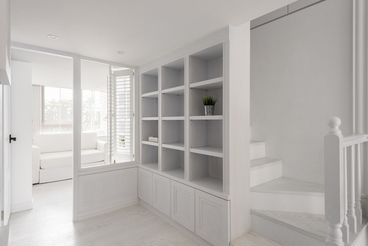 Яркие акценты в белоснежном интерьере