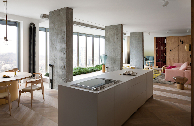 Комбинация дерева, бетонных поверхностей и минималистичной мебели в интерьере уютных апартаментов