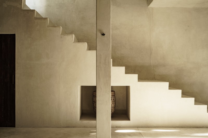 Контрастное сочетание белого цемента и дерева