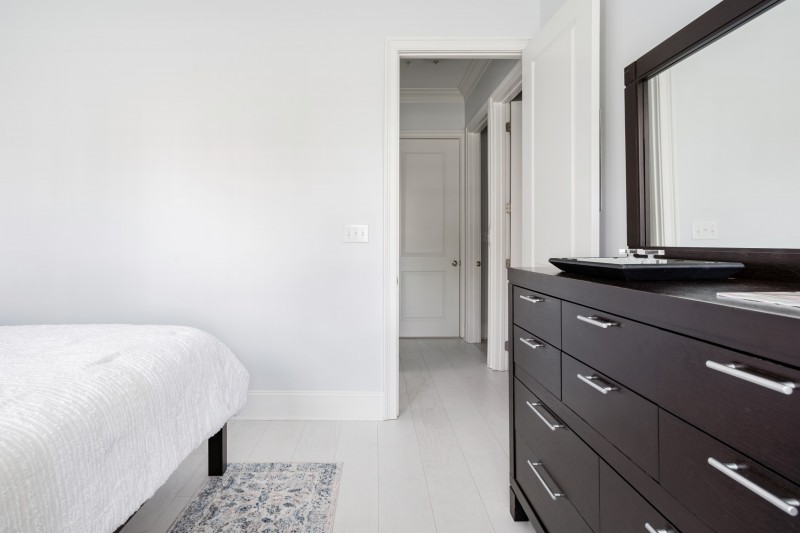 Нейтральные тона, оттенки синего и деревянные акценты в интерьере квартиры в Северной Каролине