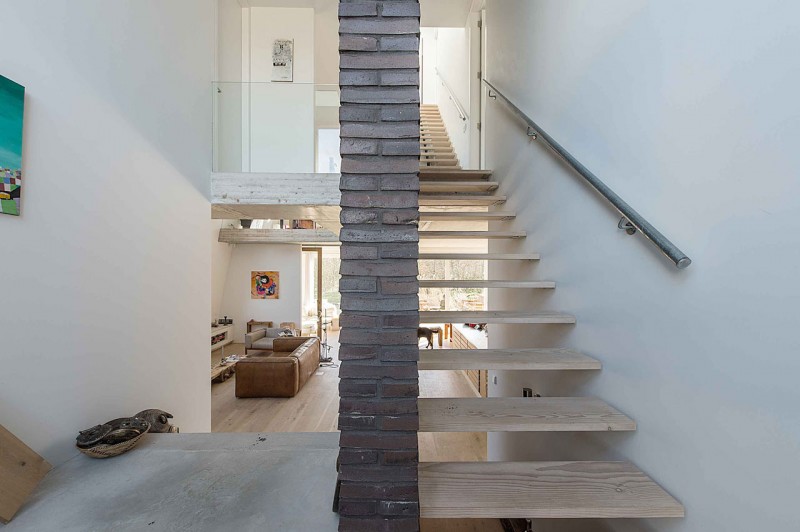 Необычный дом-"скала" в дюнах на юге Голландии