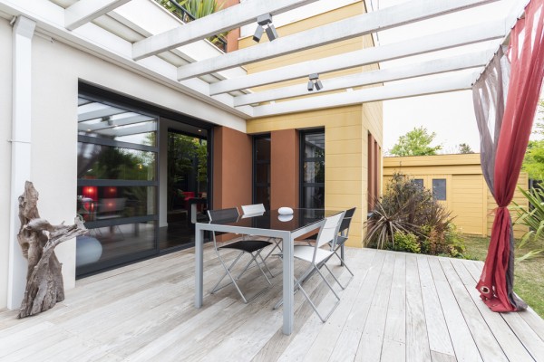 Смелое использование ярких цветов на вилле во Франции