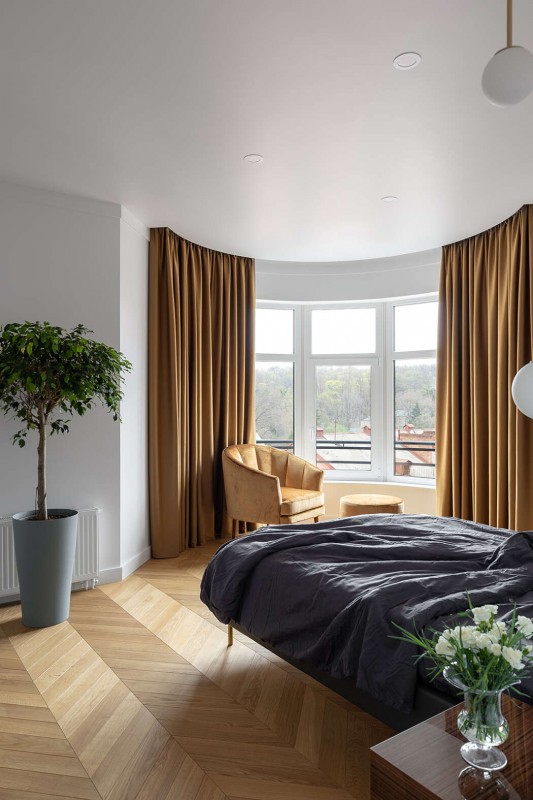 Сочетание пышных классических форм, цветов и материалов с минималистичными и сдержанными объектами Сочетание пышных классических форм, цветов и материалов с минималистичными и сдержанными объектами