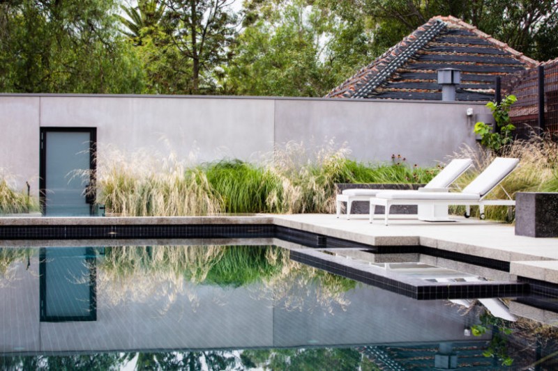 Великолепный проект организации террасы и сада с бассейном в загородном доме