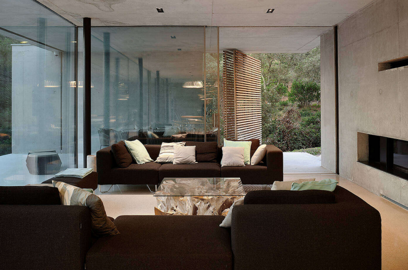 Бетон в интерьере современного дома на юге Франции