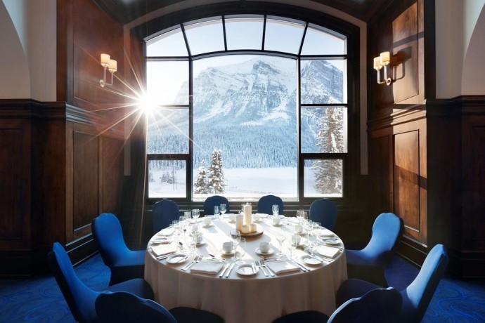 Канадский отель Fairmont Chateau Lake Louise, окруженный высокими горными вершинами Канадский отель Fairmont Chateau Lake Louise, окруженный высокими горными вершинами