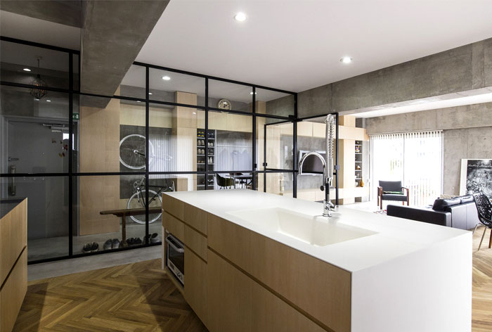 Урбанистически-промышленный интерьер квартиры в Токио