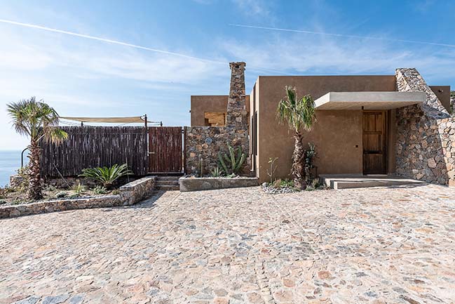 Вилла на Крите, интегрированная в дикий ландшафт и выполненная из камня и натуральных материалов