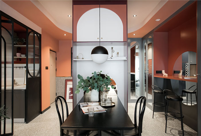 Игра форм, закругленных углов и ярких цветов в дизайне квартиры в Чэнду, Китай