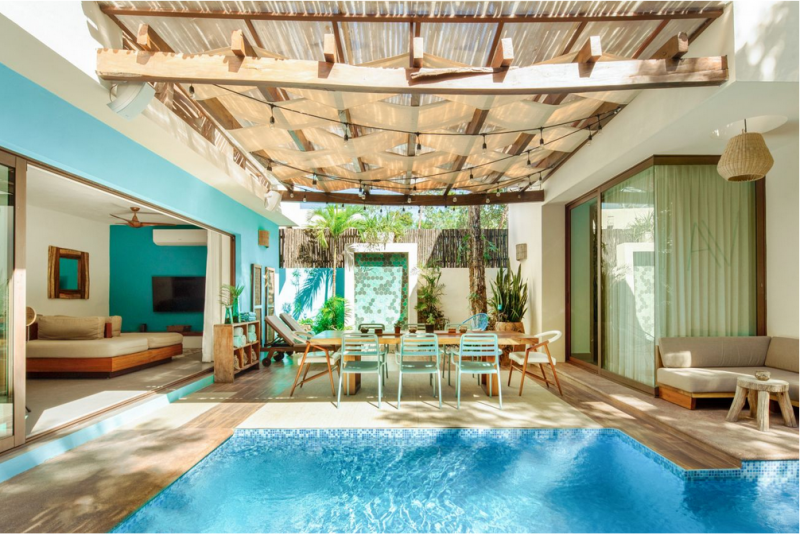 Красочный тропический модернизм в интерьере виллы в Мексике