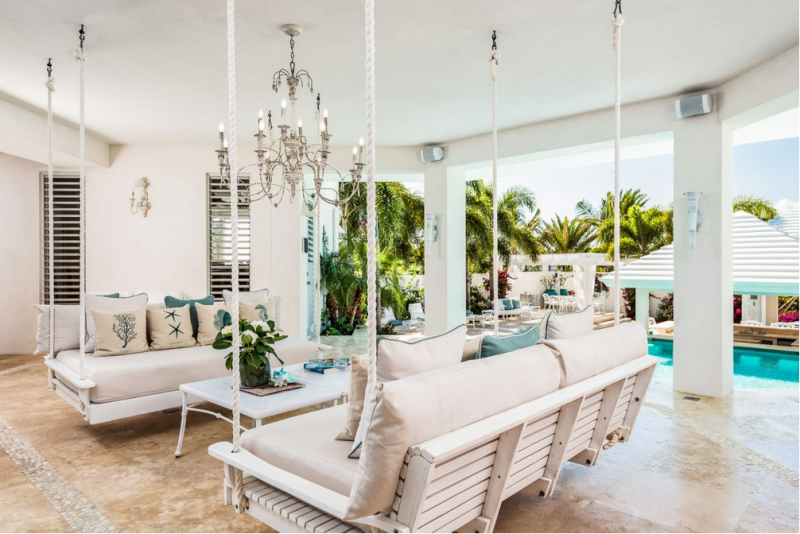 Небольшой отель Pearl West в городе Лонг-Бэй-Хиллс, острова Тёркс и Кайкос