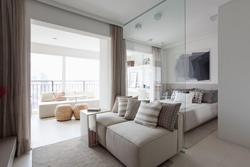 Нейтральная цветовая палитра и стеклянные стены в компактной квартире площадью 35 м2 Нейтральная цветовая палитра и стеклянные стены в компактной квартире площадью 35 м2