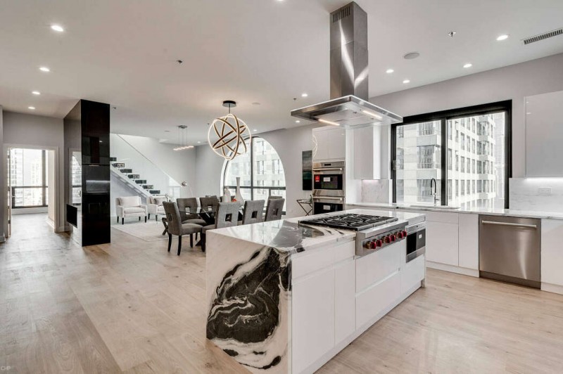 Современная двухуровневая квартира, расположенная в Чикаго, штат Иллинойс