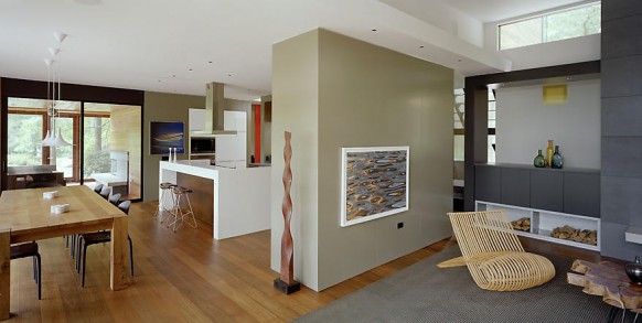 Современный загородный дом посреди леса Современный загородный дом посреди леса