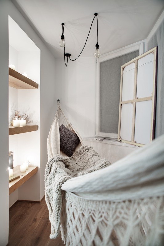 Белоснежный интерьер двухуровневой квартиры