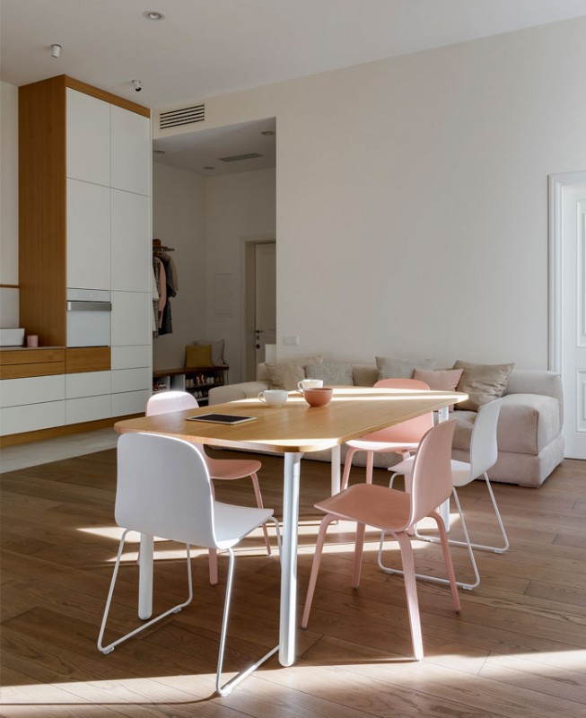 Комфортный, без лишних деталей интерьер светлых апартаментов