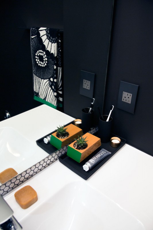 Контрастный декор небольшой ванной комнаты Контрастный декор небольшой ванной комнаты