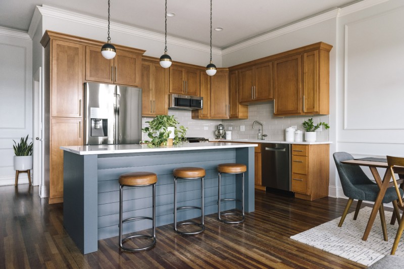 Прохладные цвета и медные акценты в интерьере просторных чикагских апартаментов Прохладные цвета и медные акценты в интерьере просторных чикагских апартаментов