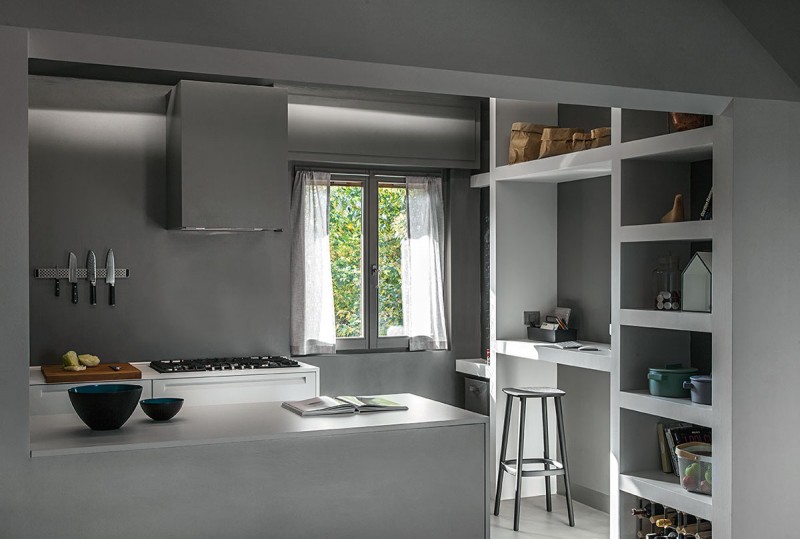 Строгий дизайн небольшой мансардной квартиры Строгий дизайн небольшой мансардной квартиры